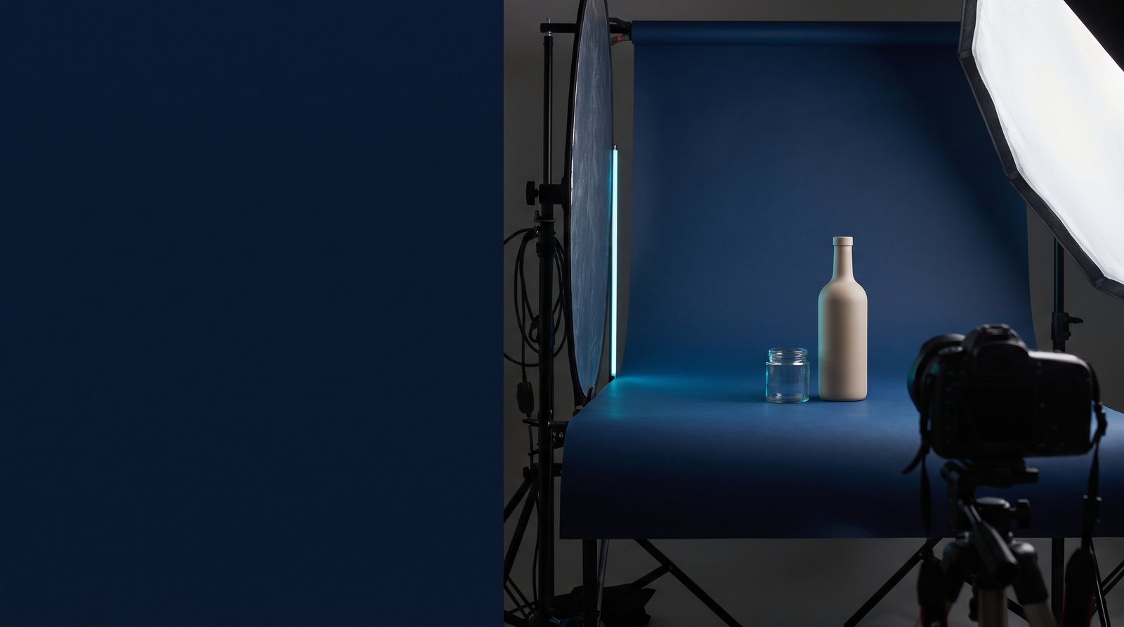 Fotografía de producto: botella de cerámica sobre fondo azul con luz de estudio